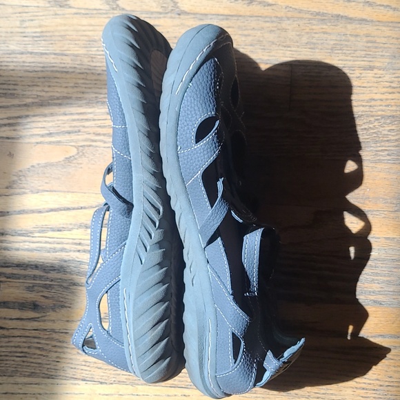 JBU Sydney- Size 9M - Picture 3 of 3